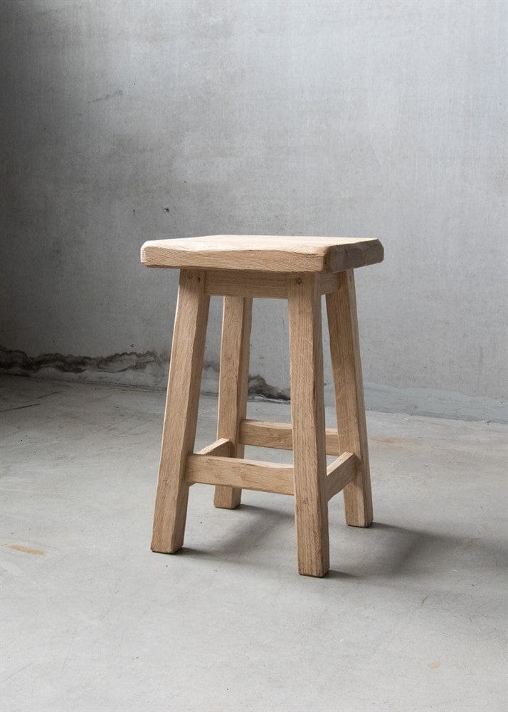 Fyrkantig ekpall ca 50 cm – kompakt och handgjord sittpall