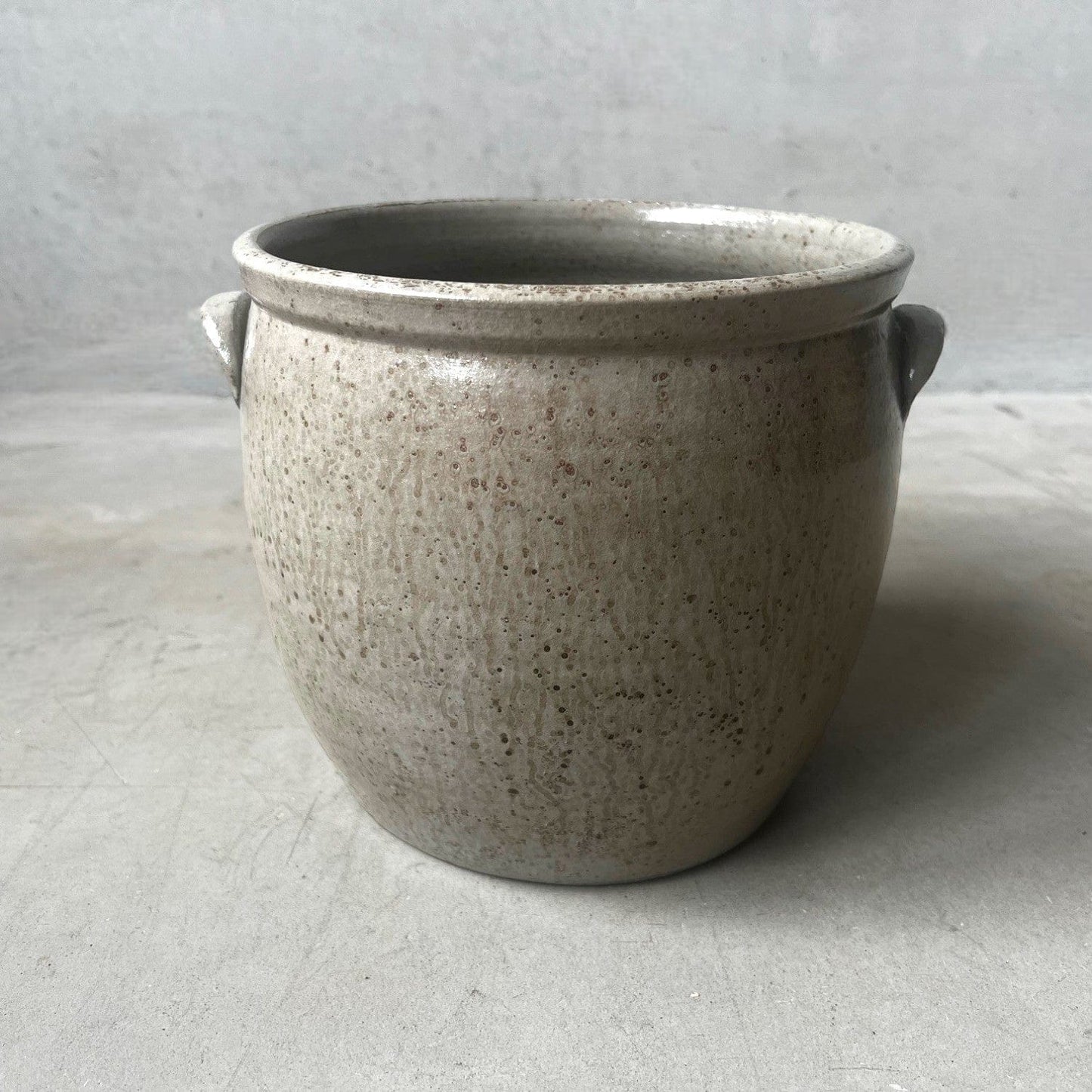 Keramikkruka med öron – Taupe, handdrejad 16x20 cm