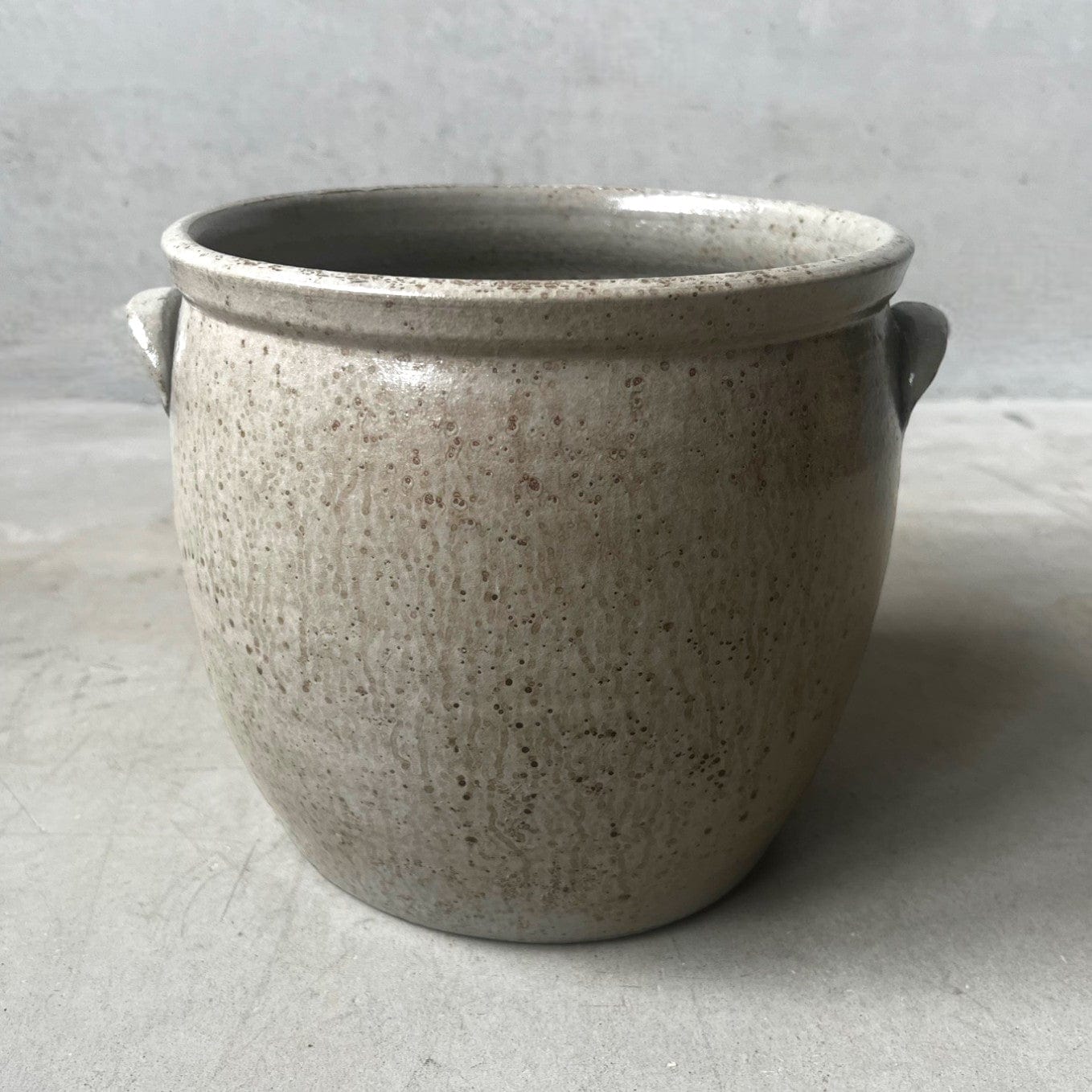 Keramikkruka med öron – Taupe, handdrejad 20x24 cm