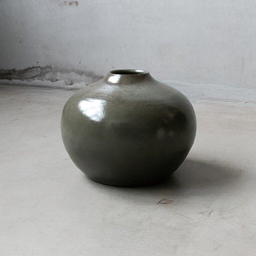 Tomar vas – Handdrejad keramik i olivgrönt, 32x25 cm