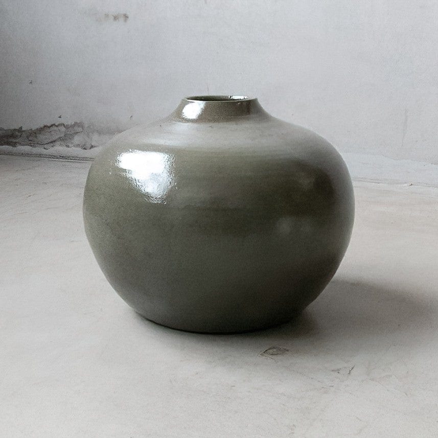 Tomar vas – Handdrejad keramik i olivgrönt, 39x30 cm