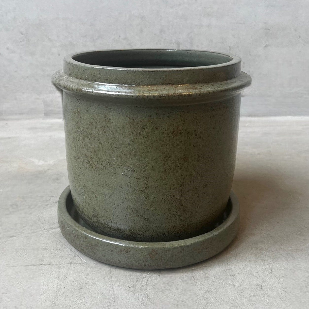 Handdrejad kruka med fat - Olivgrön 18x18 cm