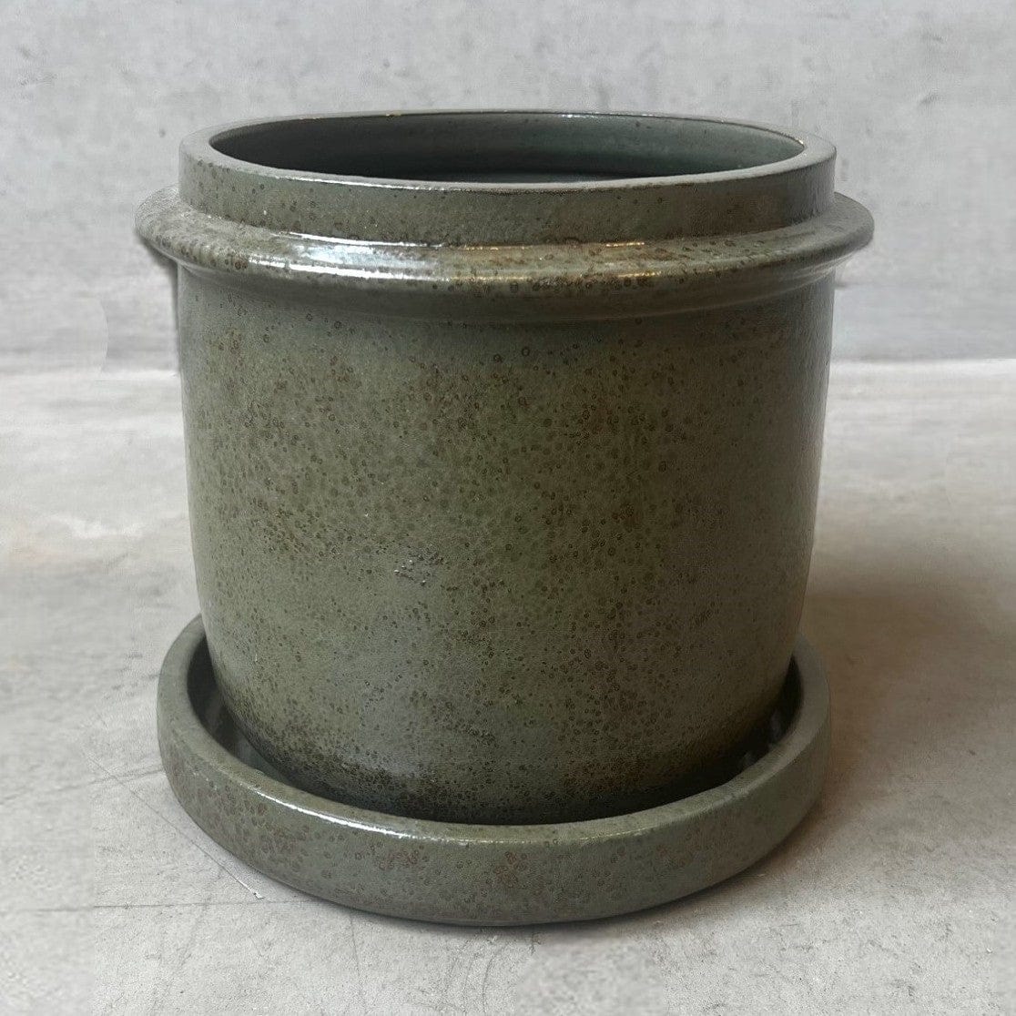 Handdrejad kruka med fat - Olivgrön 22x22 cm