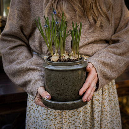 Handdrejad kruka med fat - Olivgrön 22x22 cm
