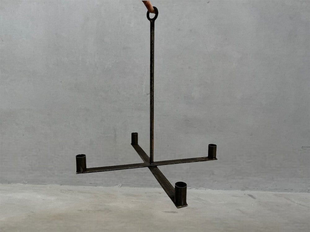 Iron Hanging Candleholder 40 cm – fristående ljusstake i järn