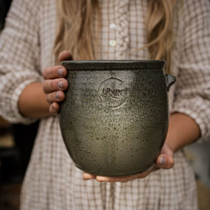 Keramikkruka med öron – Olivgrön, handdrejad 20x24 cm