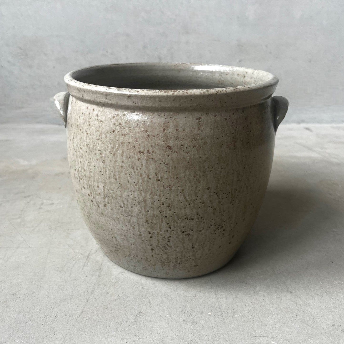 Keramikkruka med öron –Taupe, handdrejad 12x16 cm