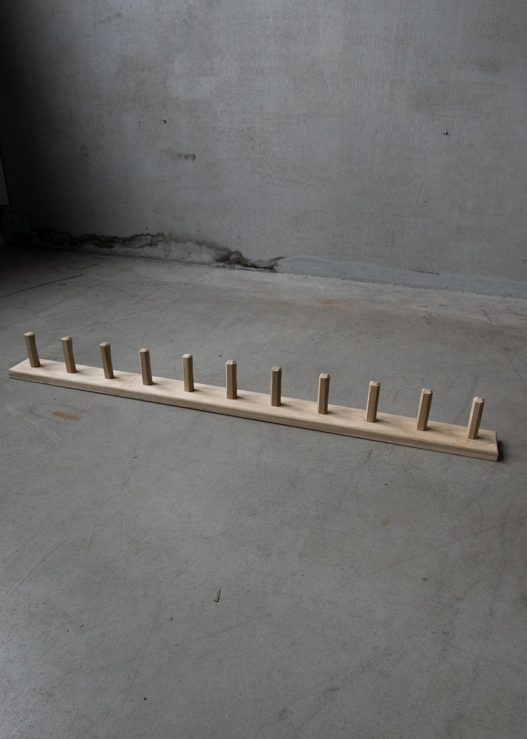 Unik By Hand Kroklister 110cm 11 krokar Knopplist i ek – med handsnidade krokar