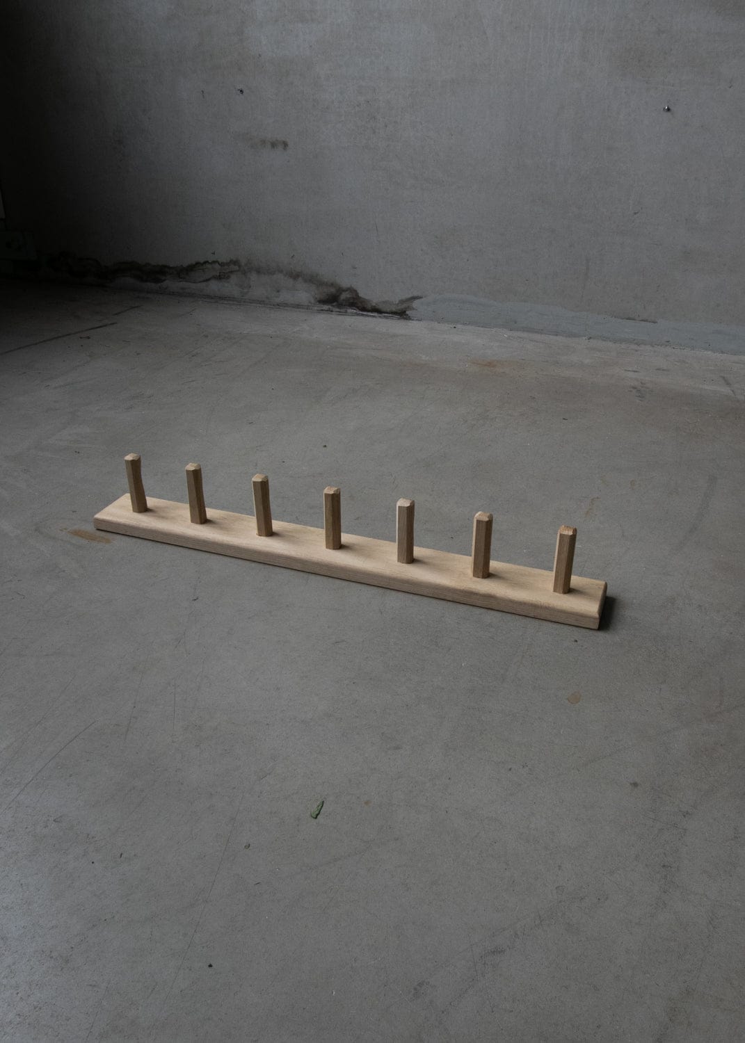 Unik By Hand Kroklister 70cm 7 krokar Knopplist i ek – med handsnidade krokar