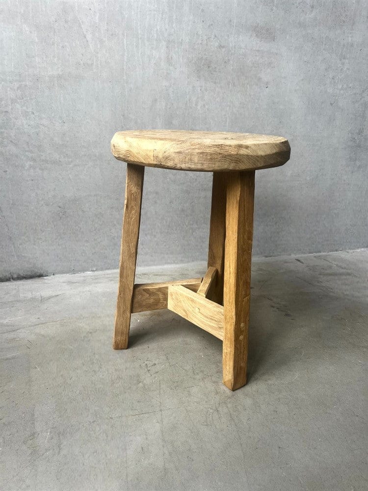 Liten rund ekpall 45 cm – robust och naturlig sittpall