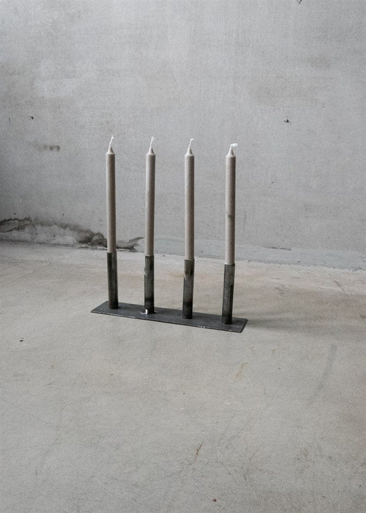 Ljusstake 15 cm i rått stål – minimalistisk hållare för fyra ljus
