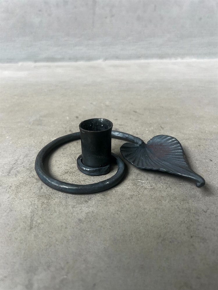 Ljusstake med blad i järn – handgjord och stilren detalj