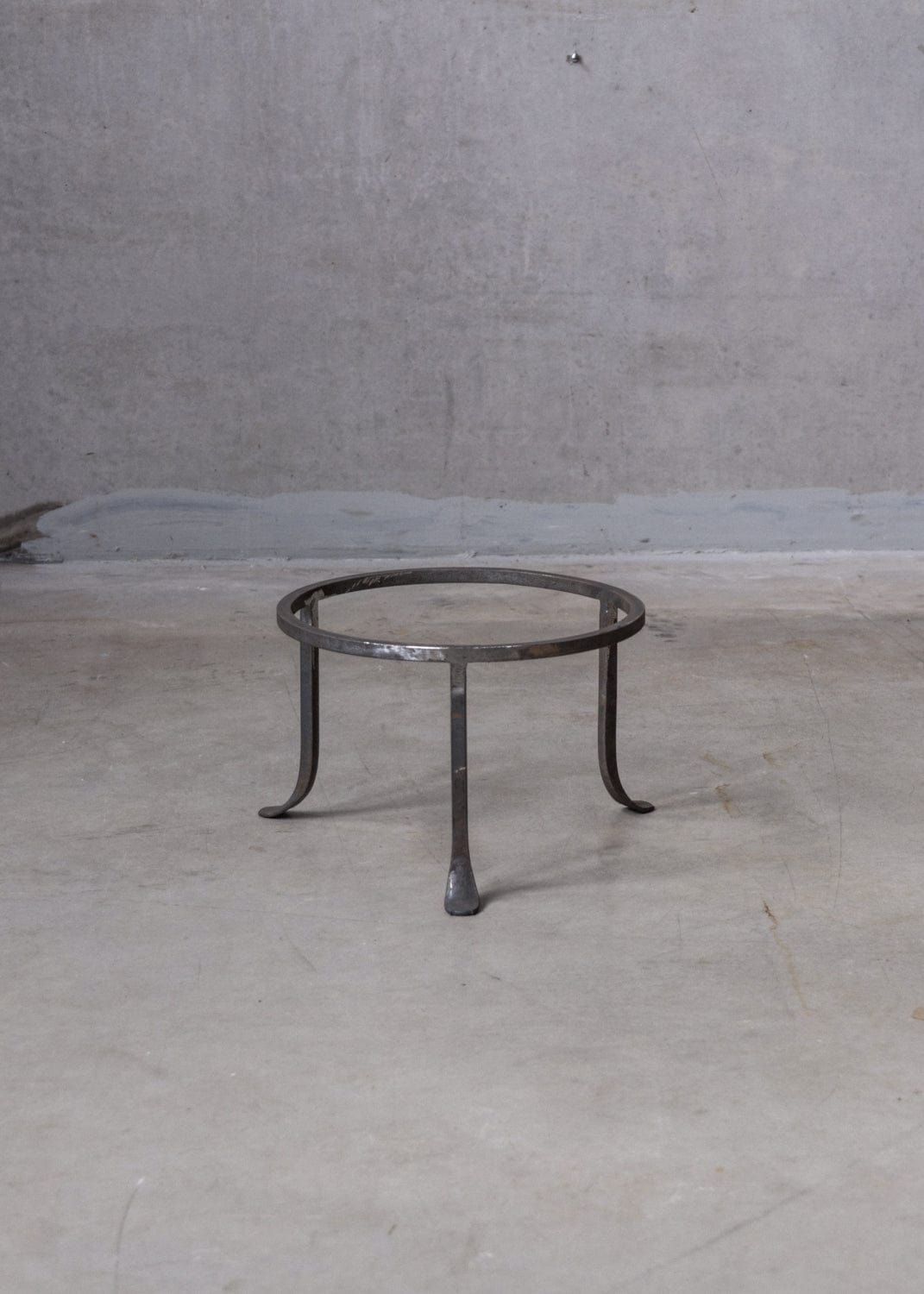 Unik by Hand Underreden 27x17 cmh Runt underrede i stål- hög modell med smidda fötter