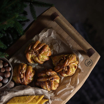 Skärbräda i ek med läderhanddag - 60 cm