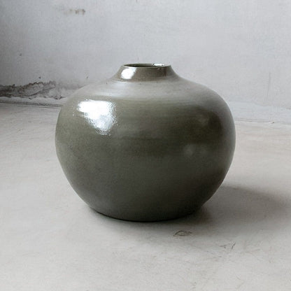 Tomar vas – Handdrejad keramik i olivgrönt, 39x30 cm