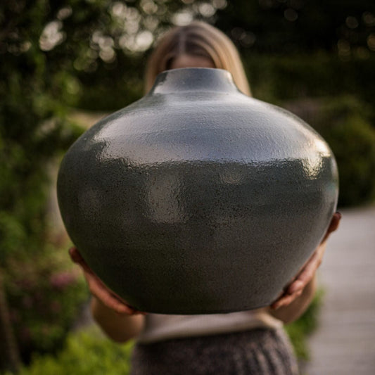 Tomar vas – Handdrejad keramik i olivgrönt, 39x30 cm