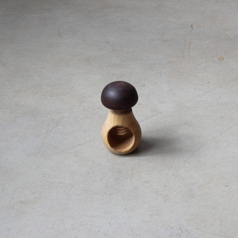 Unik By Hand Köksredskap Nötknäckare i trä – svampformad