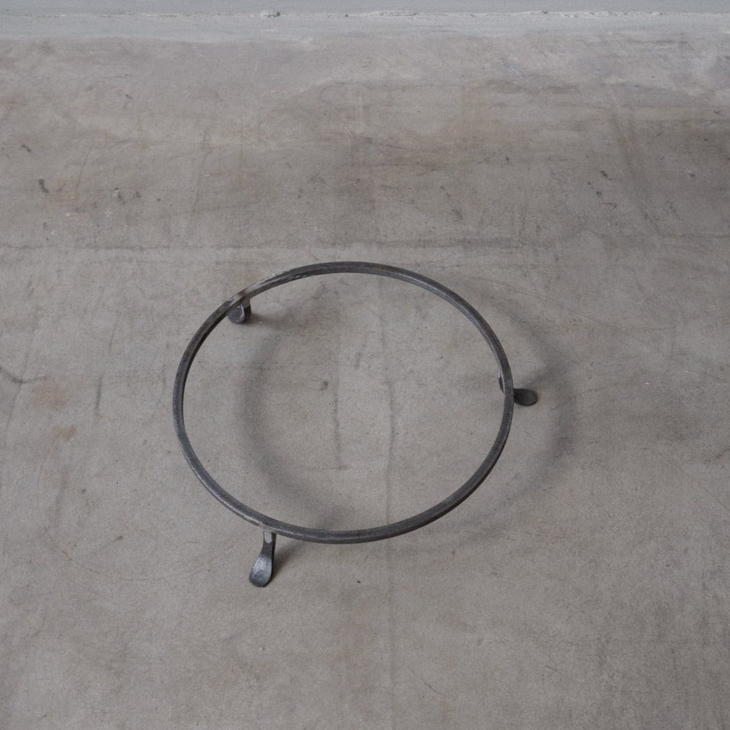 Unik By Hand Underreden Rund stålställning med smidda fötter