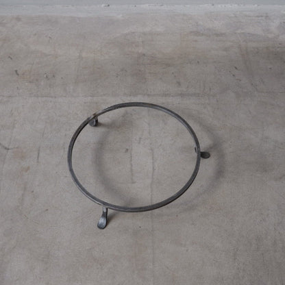 Unik By Hand Underreden Rund stålställning med smidda fötter