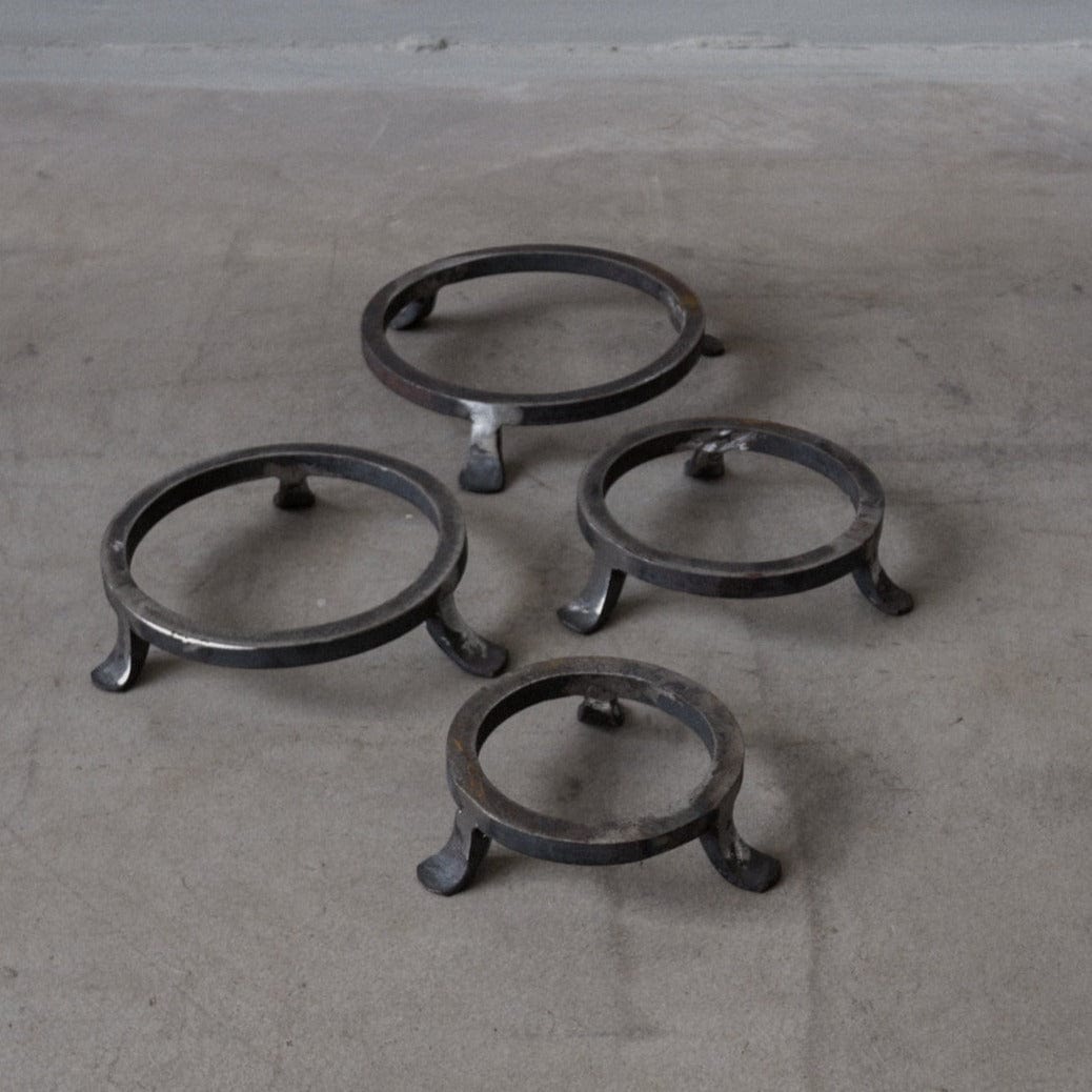 Unik By Hand Underreden Underlägg i stål med smidda fötter - 14x3cmH