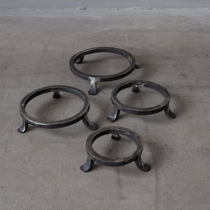 Unik By Hand Underreden Underlägg i stål med smidda fötter - 14x3cmH